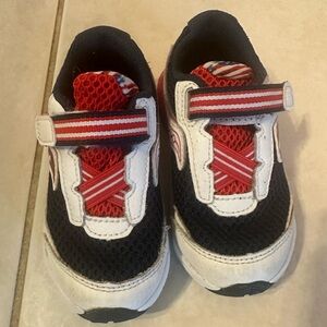 Saucony 7.5W toddler sneakers. Good used condition.